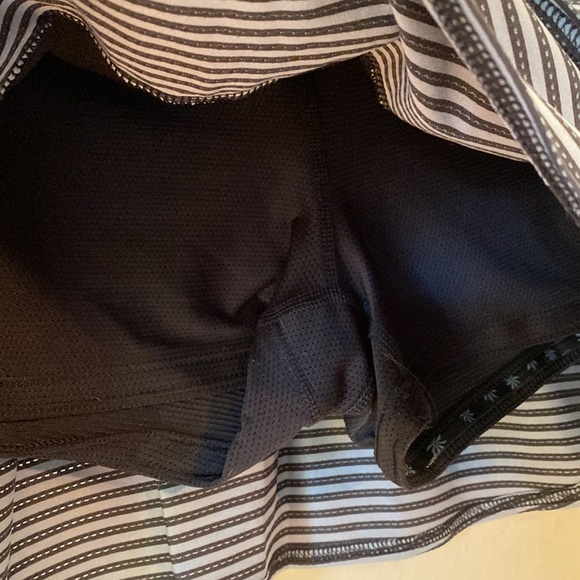 New condition Athleta skort stretch gray and black stripes with built it shorts - Picture 3 of 8